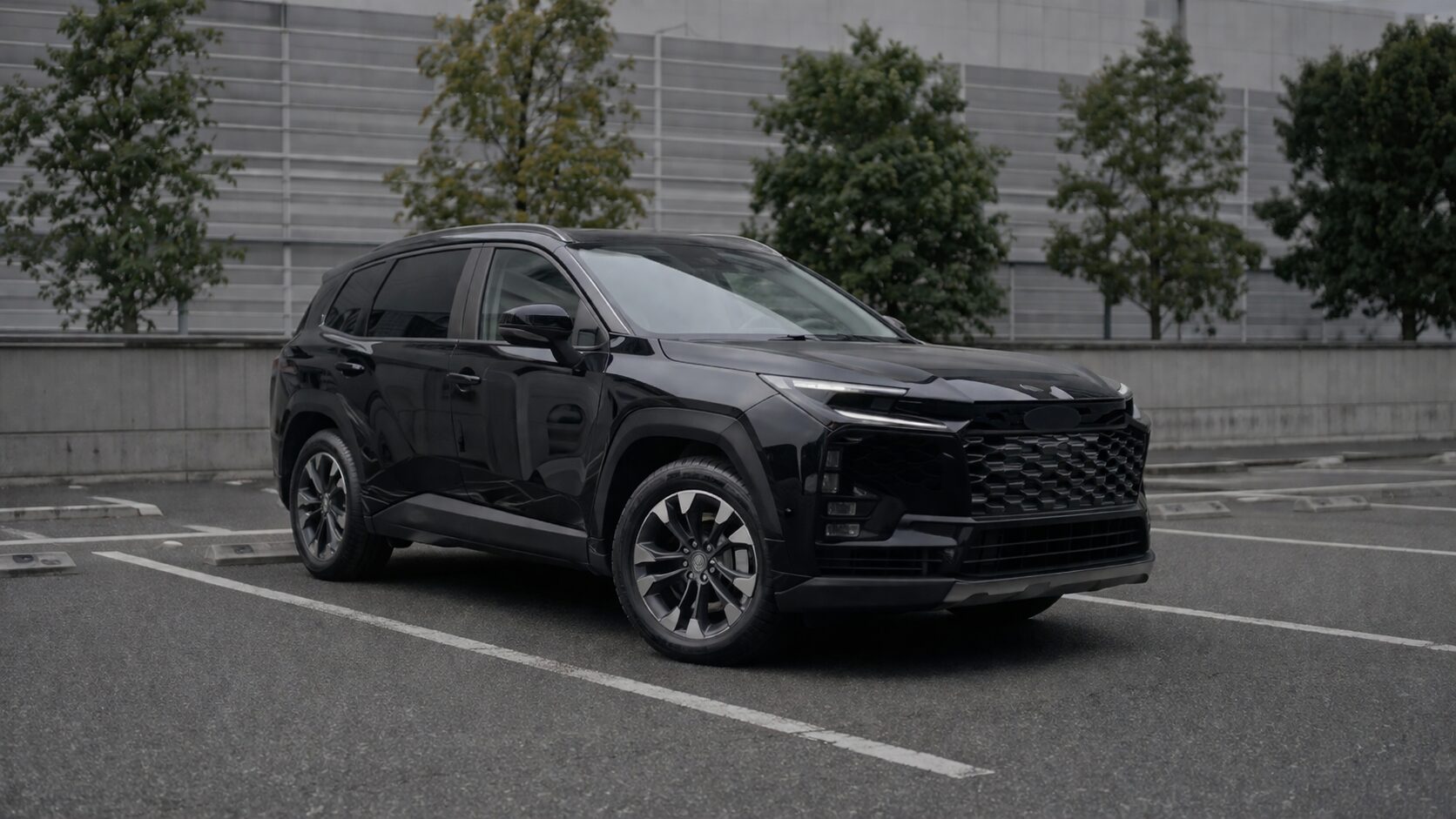 【2026年最新】新型RAV4はPHEVとHEVどっちを買うべき？価格差・維持費・充電環境で判断する完全ガイド